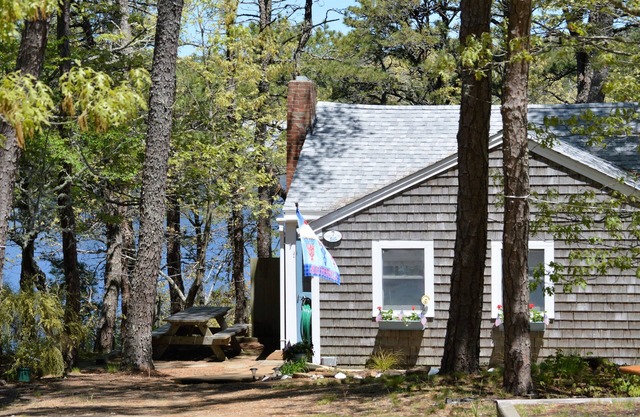 Eastham Cottage on Minister's Pond with Outdoor Shower