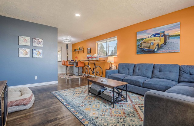 Eastside: Perfect Dog-Friendly Stay with Patio Grill