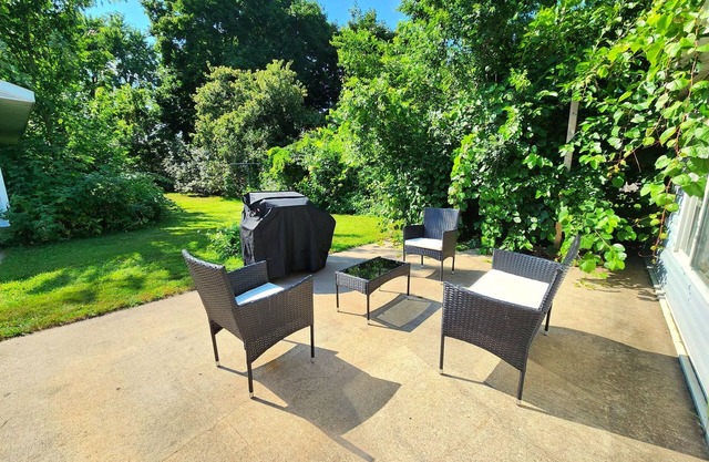 Easy Access to Airport, Freeway, Dining, River, and Docks