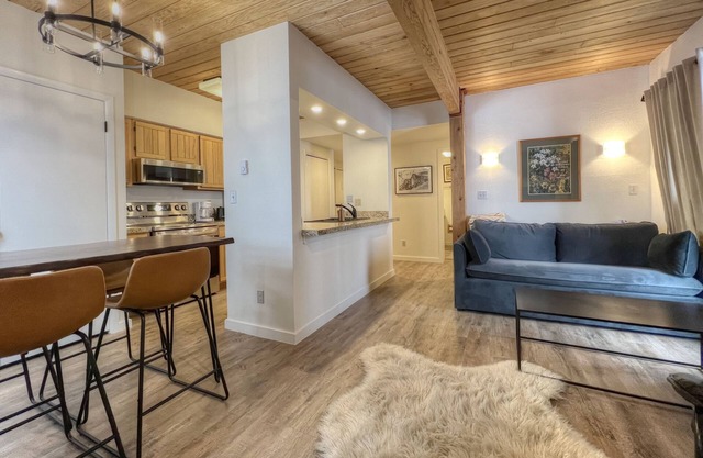 Easy Access to Skiing! Elevator, Hot Tub!