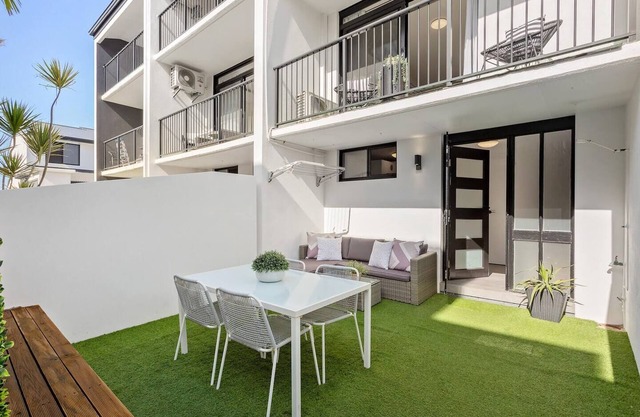 Easy Breezy Seaside Living at Merewether Beach