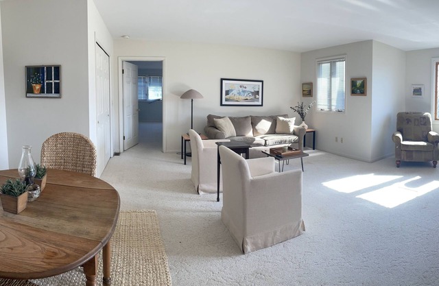 Easy walk to the beach, harbor and downtown, sleeps 6!
