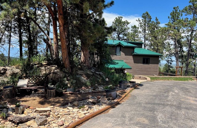 Eclectic Rally retreat in the woods just minutes from legendary Main Street.