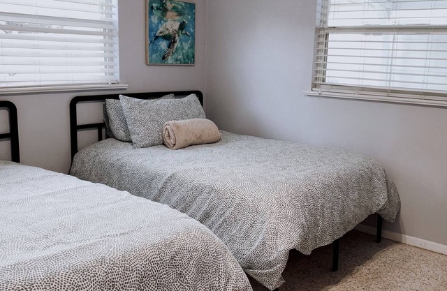 Eclectic Sea Turtle 2bedroom, 2bath close to Pinecraft! Low Cleaning fees!