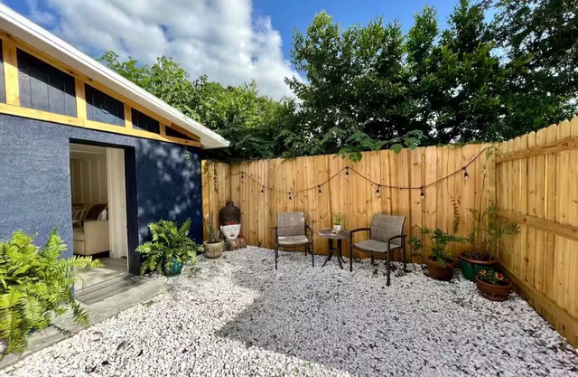 Eco-Friendly Charming Tampa Cottage - Full Kitchen, Parking, Wifi