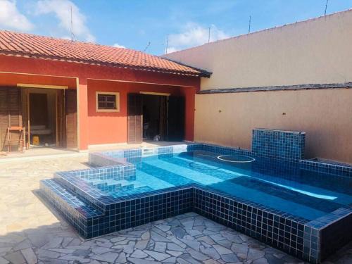 Edícula/Casa de hóspedes: 3 dorms 3 banheiros, piscina 7x5, churrasqueira, 150m do mar