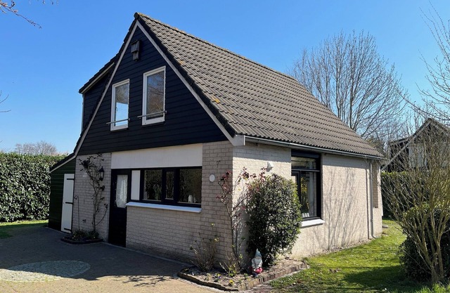 Edge of dunes and near the beach - perfect location and loving furnishings: Zeeduin 28