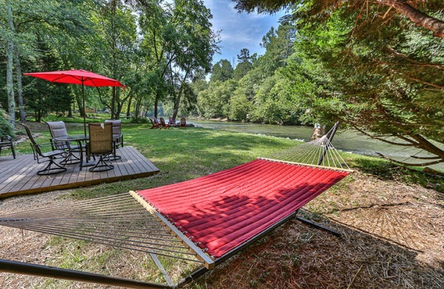 Edgewater Dreams - Riverfront, Hot Tub, Dog Friendly/Minimum Age Requirement of