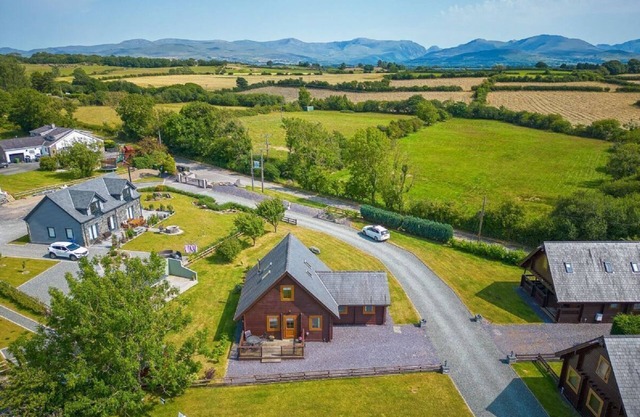 Eirianfa - a scandinavian lodge that sleeps 6 guests in 3 bedrooms