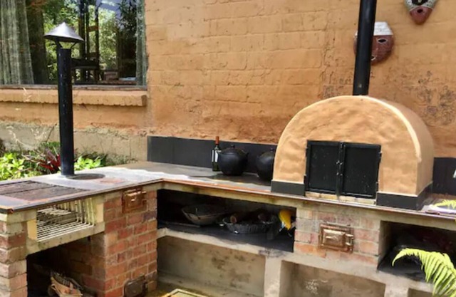 El Cobijo offers accommodation with free WiFi, a barbecue, a garden, and parking