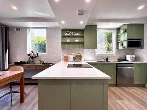 Elanora Escape- Hillside Retreat