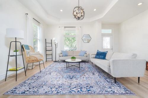 Elegant 2 BR apt in the heart of historic SPR - 5 min drive to TIAA Bank Field