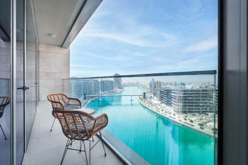 Elegant 2 M with Direct Canal & Iconic View