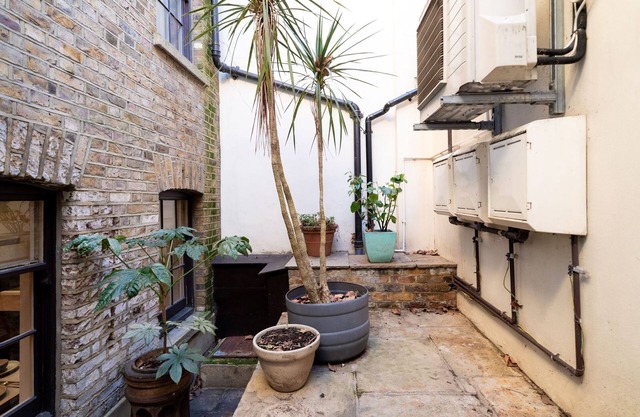 Elegant 2BR 2BA with Patio in Kennington