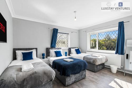 Elegant 4 Bedroom Brighton Home - Near South Downs - Stunning Sea Views - Pool Table - Free Parking for 4 Cars