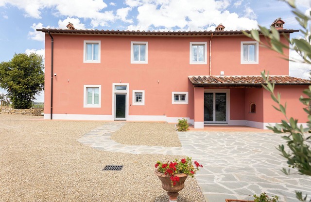 Elegant 5-Bedroom Villa in Chianti with A/C and Vineyard Views