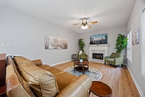 Elegant 5BR Gym+Pool Table Alpharetta