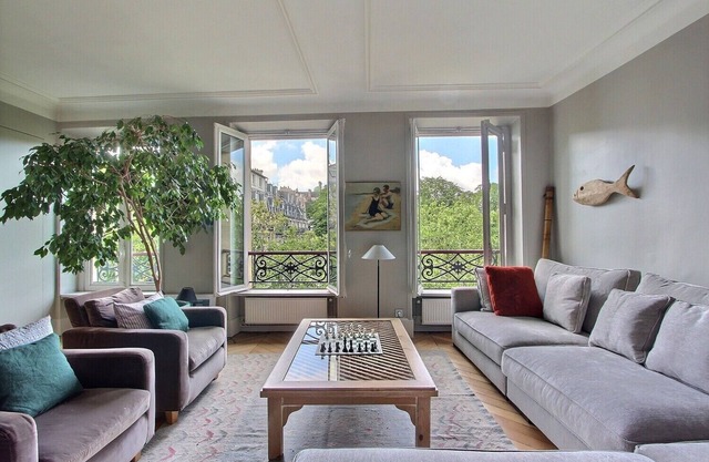 Elegant and bright 2 BD 2 BTH, with elevator, in St. Germain, insurance included
