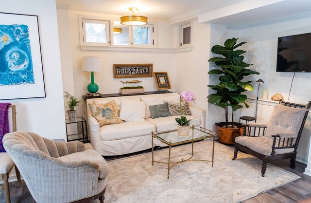 Elegant apt on Capitol Hill with high-end finishes and furnishings
