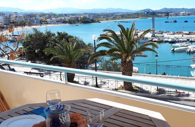 Elegant APT with amazing SEAVIEWS, by sandy beach & Chania old town and center