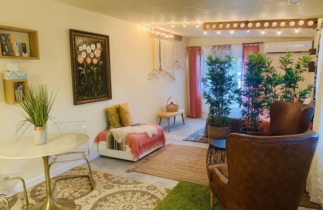 Elegant Beach Studio - rocket launch view, private patio, hammocks