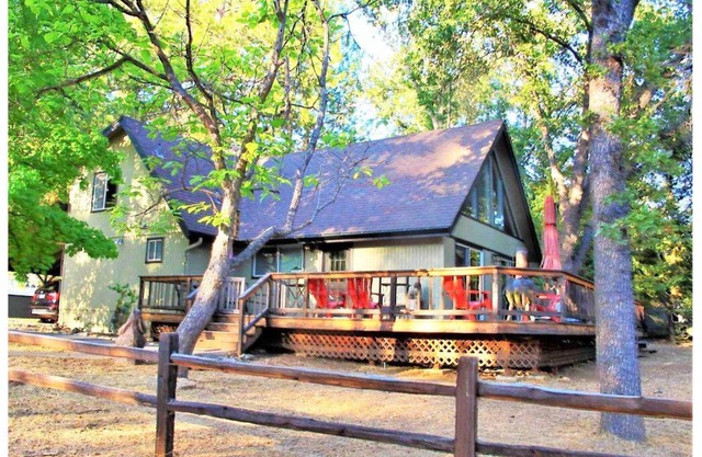 Elegant cabin w/WiFi, Central AC and Heating, Lovely Deck and Large Yard