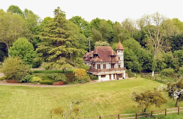 Elegant half-timbered manor with its SPA area, its English PUB and its Pianos