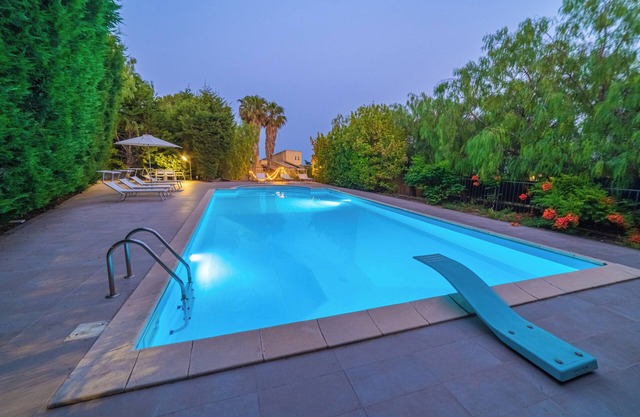 Elegant, in the town centre, private swimming pool, football pitch