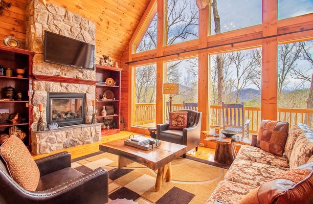 Elegant Log Cabin between Cherokee and Bryson City, hot tub & fire pit