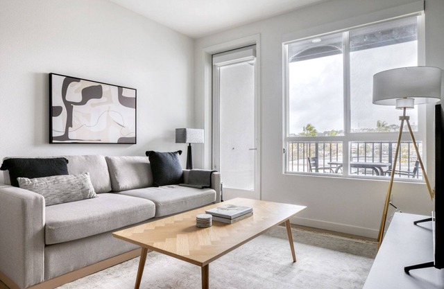 Elegant Mission Valley 1BR w/Gym, W/D & Pool, nr freeways, by Blueground