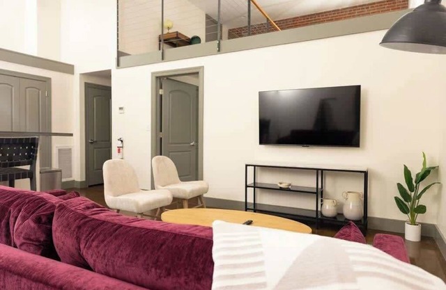 Elegant new 1BR loft in downtown