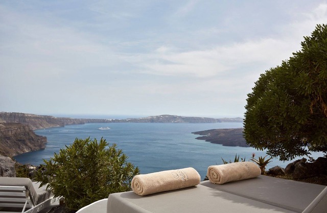 Elegant Oia Villa | Deluxe Villa with Caldera View | Private Plunge Pool |.