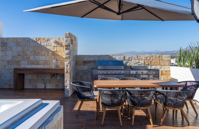 Elegant Penthouse with Private Terrace, BBQ & Jacuzzi