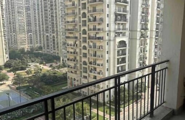 Elegant Studio Apt in DLF CapitalGreen West Delhi