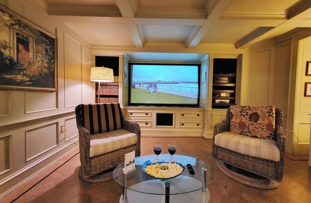 Elegant Unit like Cottage in City Center w/Movie Theater-Near Toronto Airport