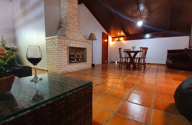 Elegant with a fireplace, swimming pool, gourmet area, billiards, Wi-Fi, Smart TV.