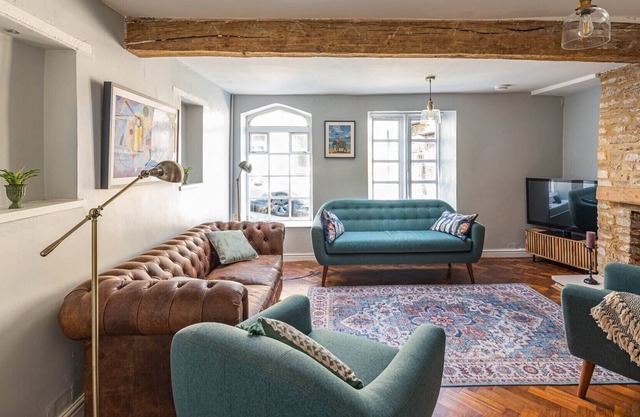 ELEPHANT COTTAGE, family friendly, with open fire in Tetbury