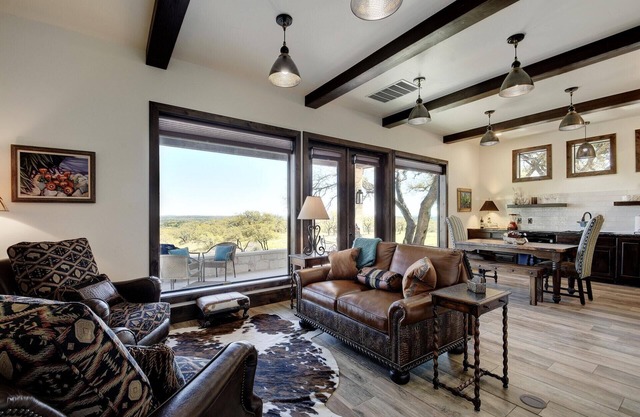 Eleven Eleven Ranch - Professionally Decorated Romantic Getaway w/Great Views!