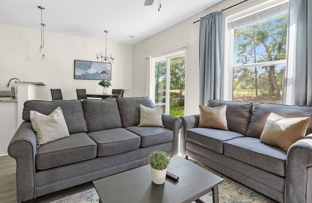 Elgin Enclave- Sleeps 6 - 12 min from Fort Jackson - Pet Friendly!