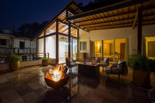 ELIVAAS 6 BHK with Balcony & Lake View - Antarmann Casa Zenith