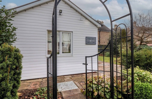 ELLESMERE COTTAGE, romantic, character holiday cottage in Hornsea