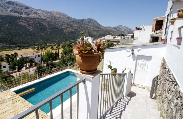 Emerald pool, private terrace, magnificent views. House Recentar.