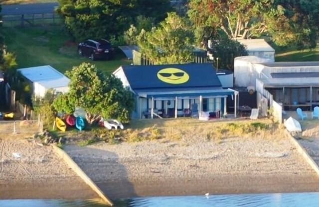 EMOJI Waterfront Beach house - Large decks with great indoor/outdoor flow