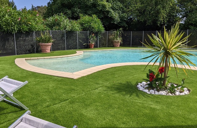 En Rouger, Le Tournesol gîte (3or4 bedrooms, air conditioned, heated pool,sauna)