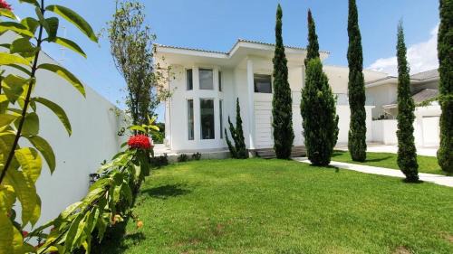 Encante-se com a vista do mar ao se hospedar aqui