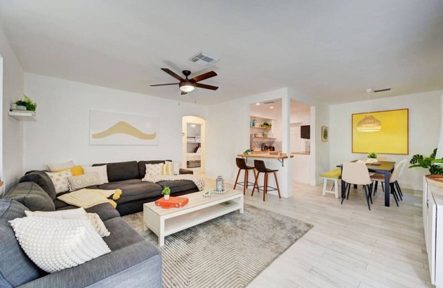 Enchanting 2BR/1BA Casita 2 blocks to Beach