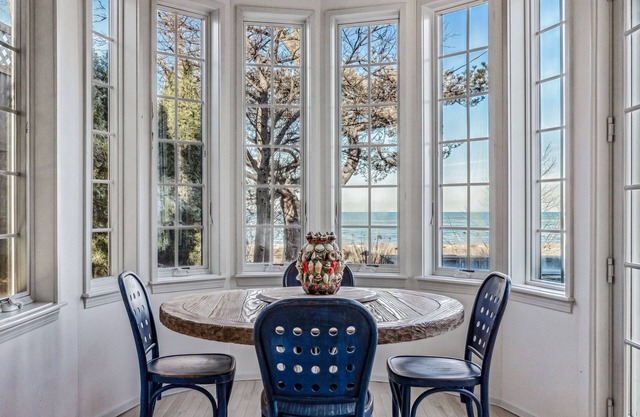 Enchanting 4BR 3BT Lakefront Cottage with Pool