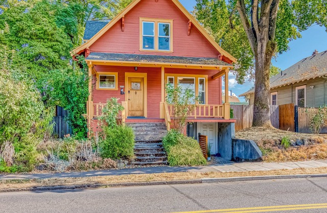 Enchanting home with full kitchen, AC, & washer/dryer