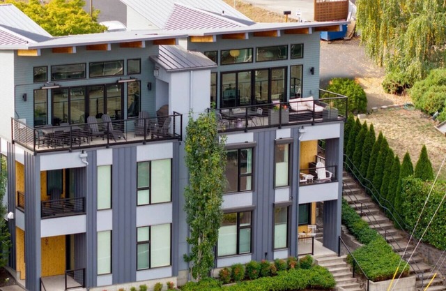 Endless River Views, 1 Block to Downtown