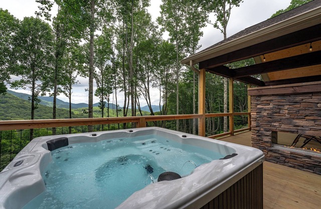 Endless View Lodge! Hot Tub+Fireplaces, Grill, WiFi, Hiking, Fishing, Swimming!